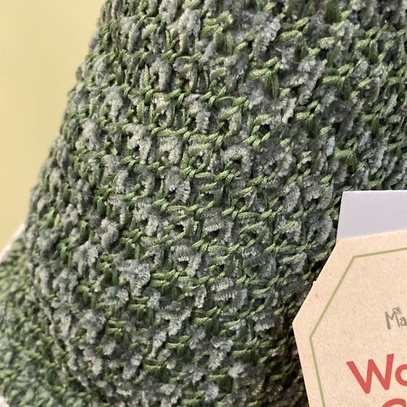 NEW WOODLAND COTTAGE WINTER GNOME ON RED WOODEN SLEIGH - Picture 11 of 11